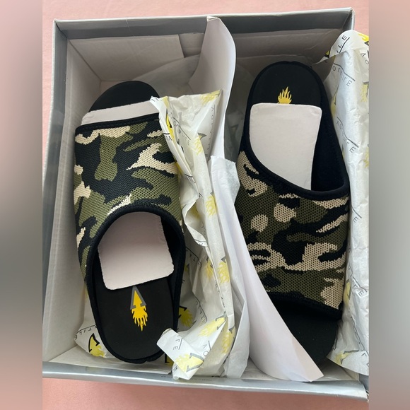 NIB Volatile Slip-on Camo sandals Size 7 - Picture 2 of 3